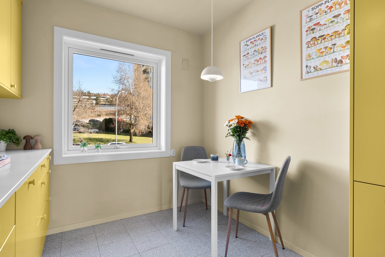 Ved vinduet er det plass til en hyggelig spiseplass. Galleribilde