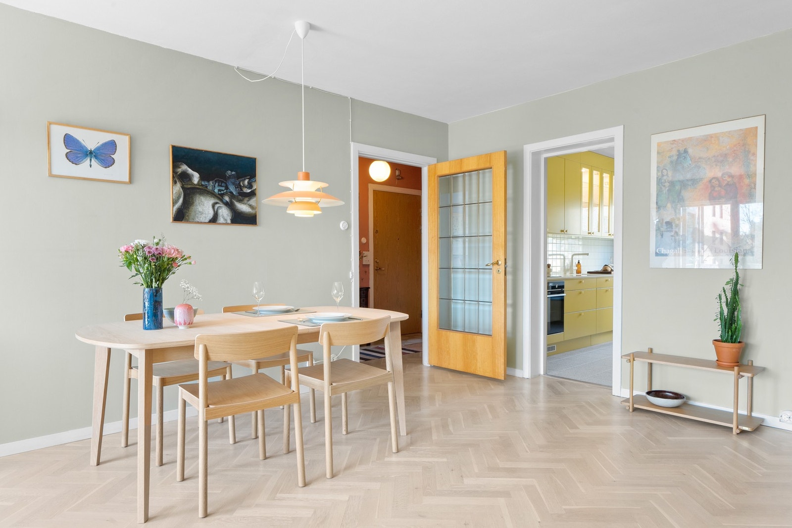 Stuen gir stor frihet til å etablere flere soner, med naturlig plass til spisebord. Perfekt for å samle familie og venner til hyggelige måltider. Galleribilde
