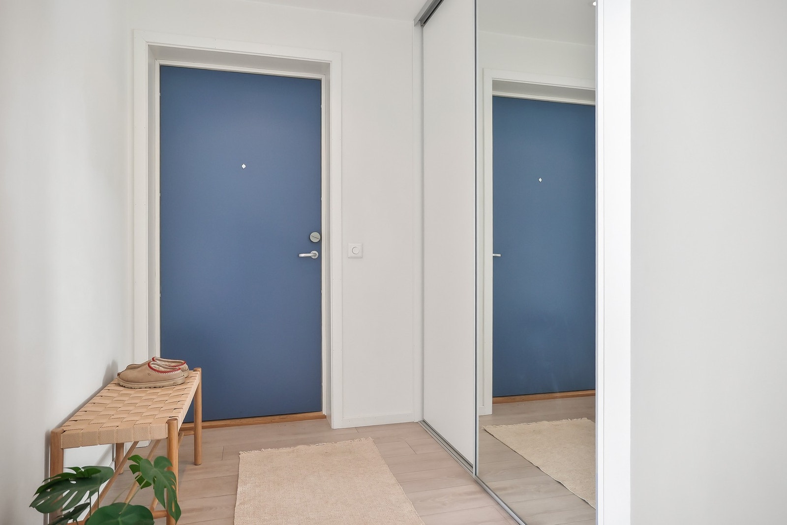 Vel inne blir man møtt av en lys entré som gir et godt førsteinntrykk av leiligheten. Galleribilde