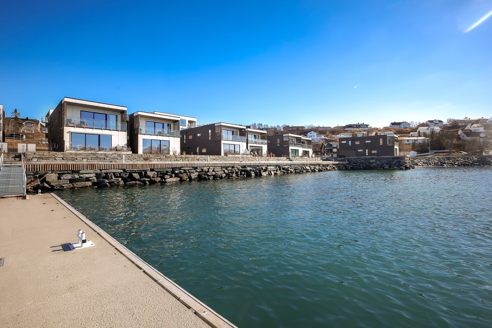 Eiendommen har en unik beliggenhet helt i sjøkanten, med sjøen ca. 10 meter unna, og en ellevill sjøutsikt som gir en helt spesiell bokvalitet. Galleribilde