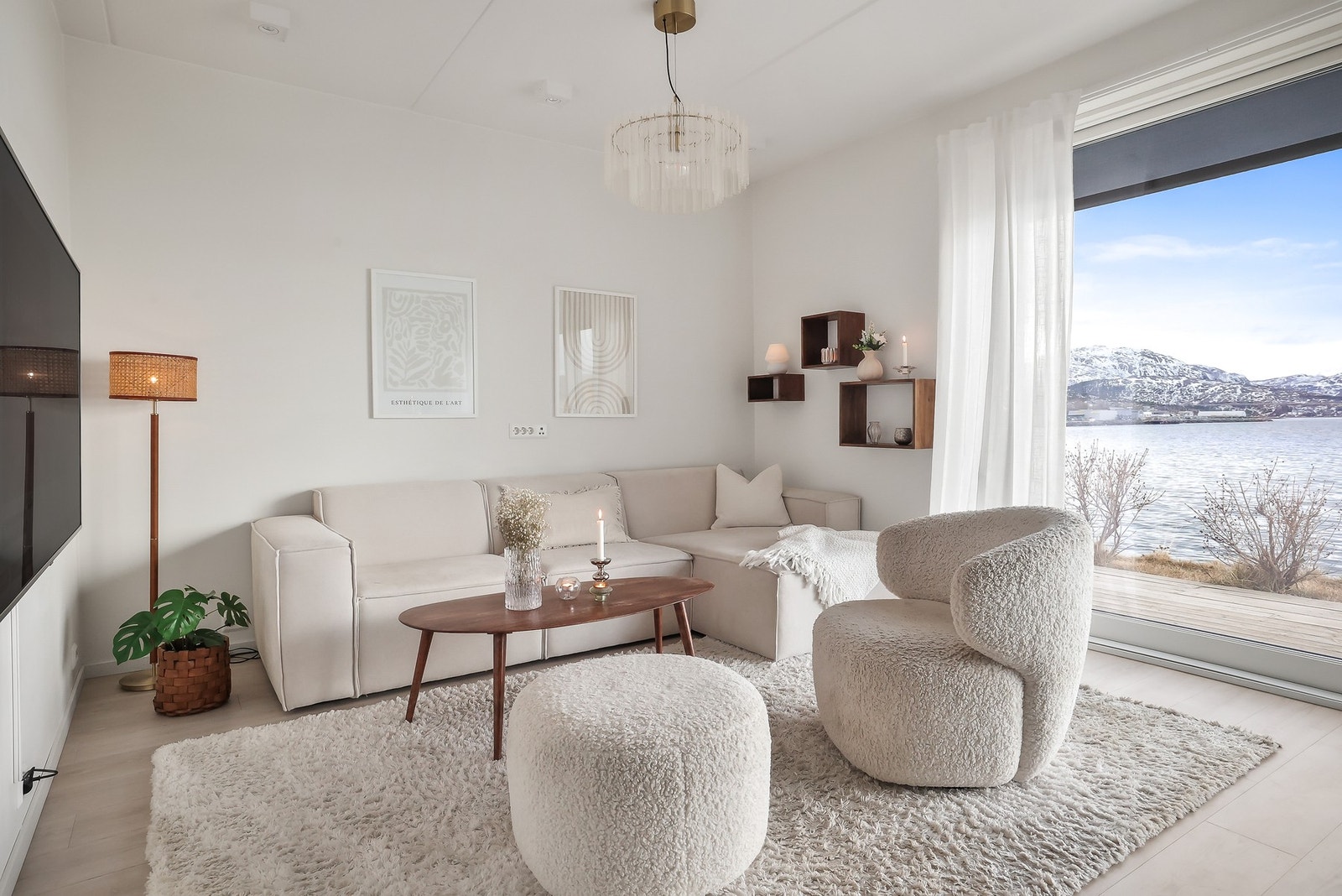 Leiligheten har en flott stue med lyse overflater. Galleribilde