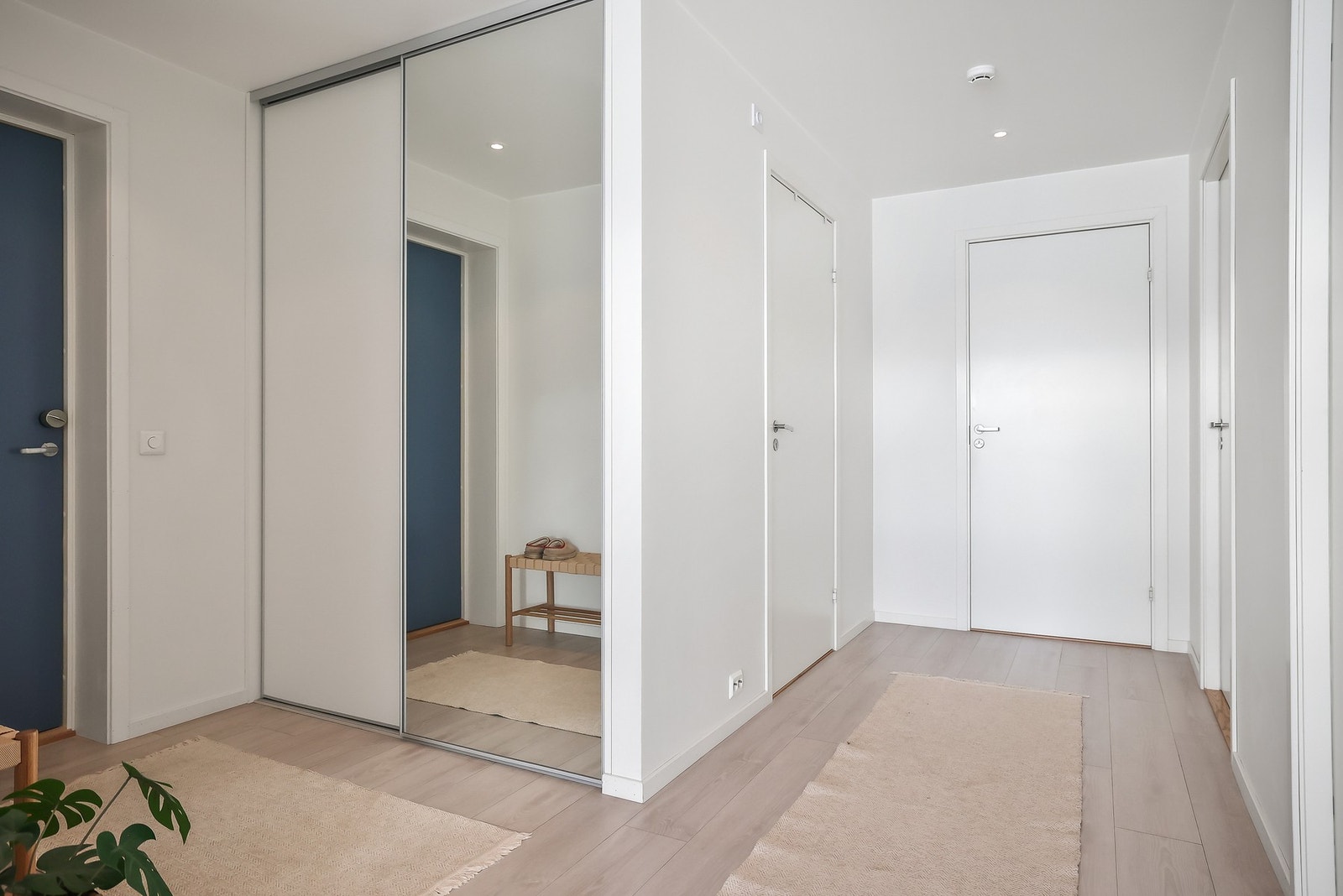 Her er det en praktisk skyvedørsgarderobe for ekstra oppbevaringsplass. Galleribilde