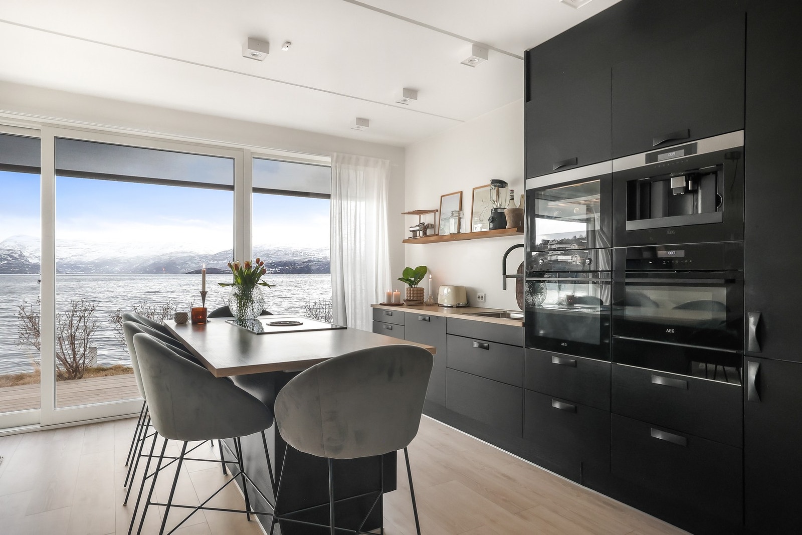 Det er integrert stekeovn, platetopp, oppvaskmaskin, mikrobølgeovn, vinkjøleskap, kaffemaskin og kjøleskap med fryser. Galleribilde
