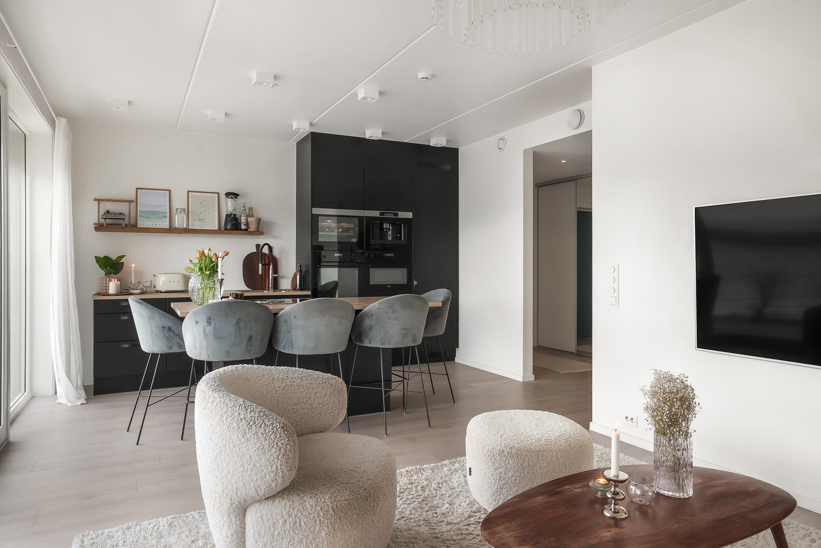 HTH innredning med glatte fronter og benkeplate med laminert overflate. Galleribilde