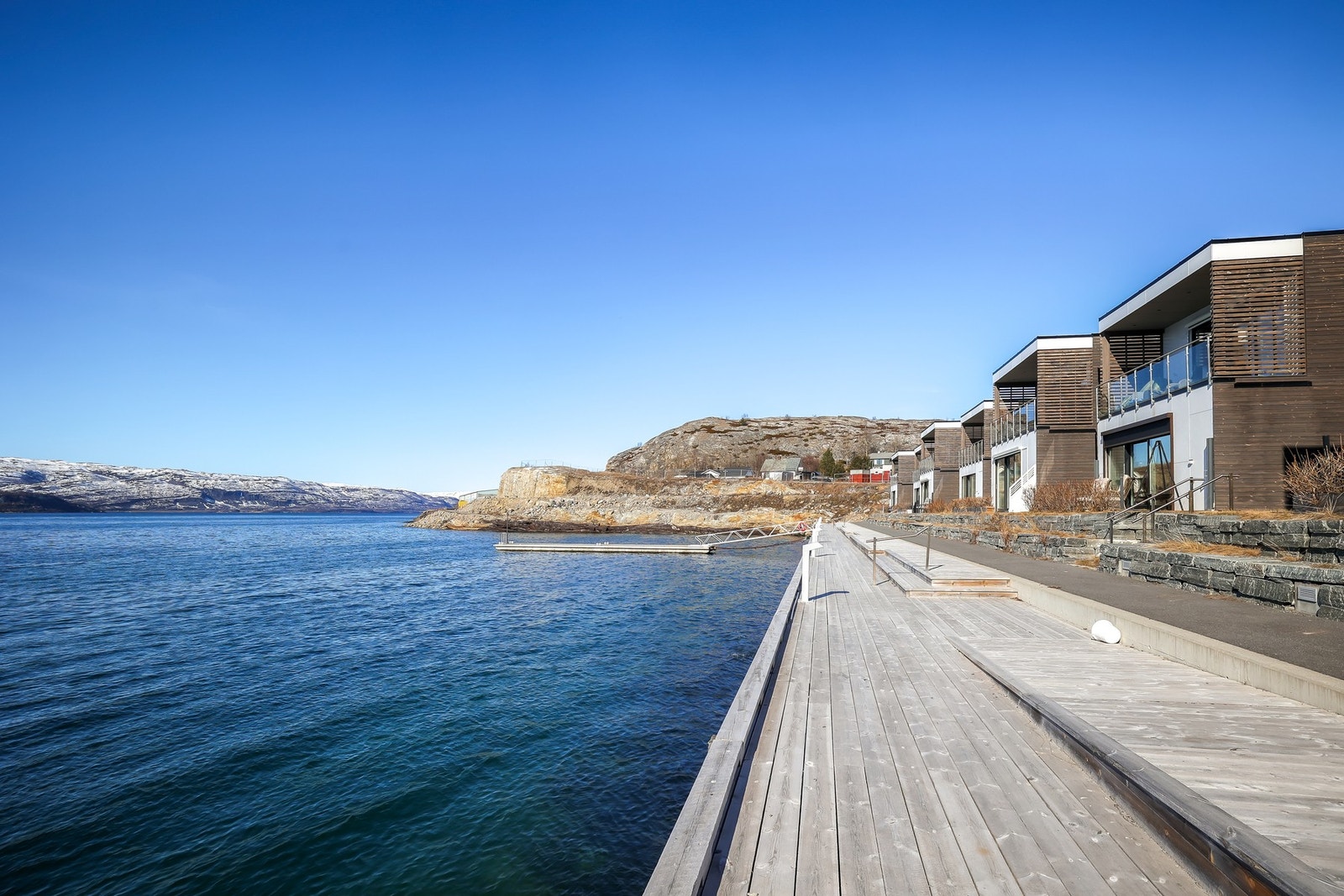 Leiligheten ligger i et rolig og etablert boligområde med kort vei til sentrum, barnehager, skoler og dagligvare. Galleribilde