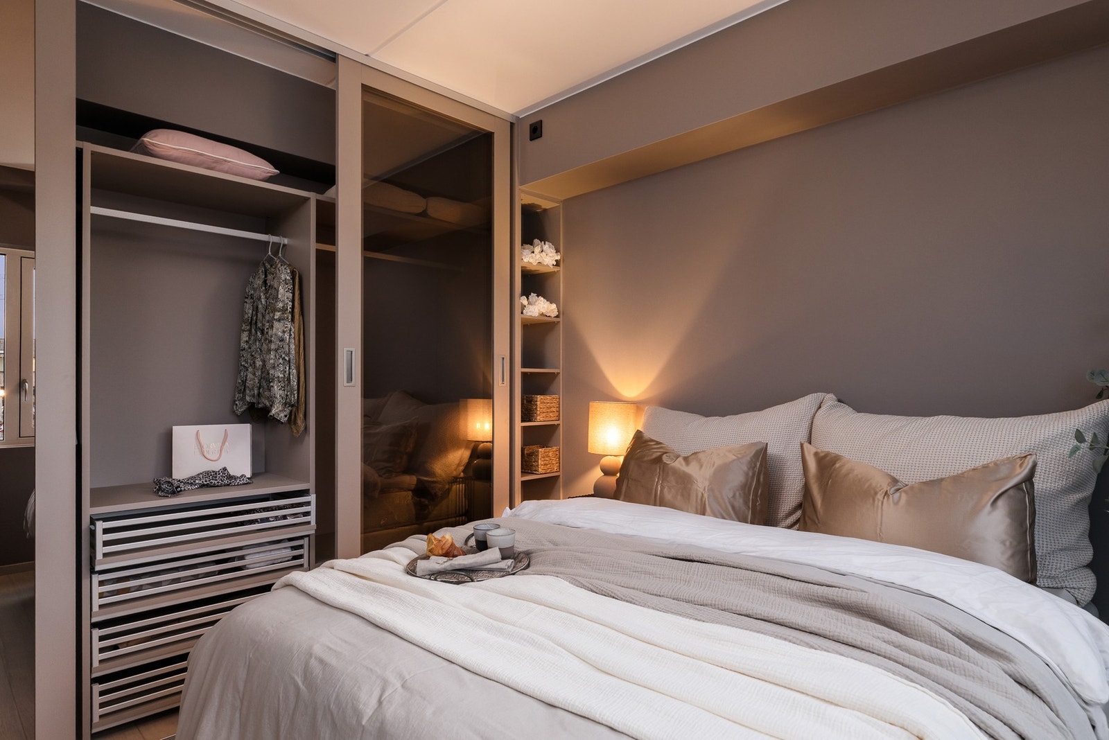 Soverommet har integrert garderobe som gir rikelig med oppbevaringsplass. Galleribilde
