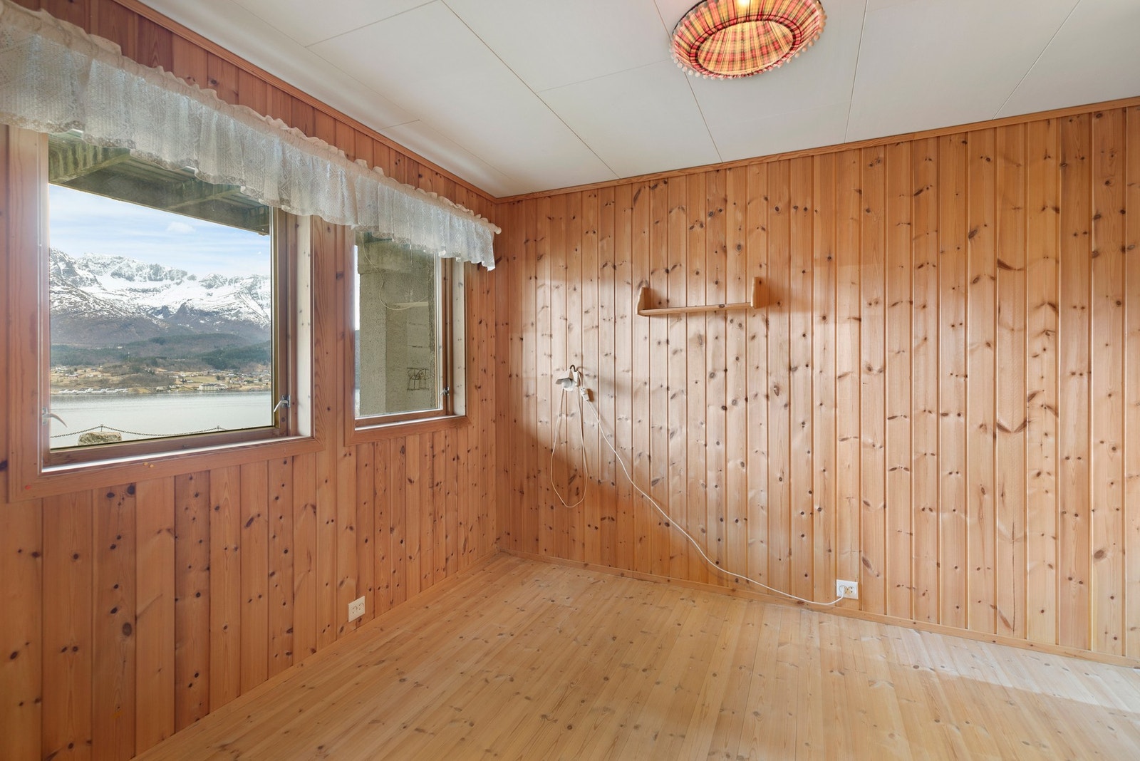 Etasjen har to soverom av god størrelse, her er det mulighet for både seng- og garderobeløsninger. Galleribilde