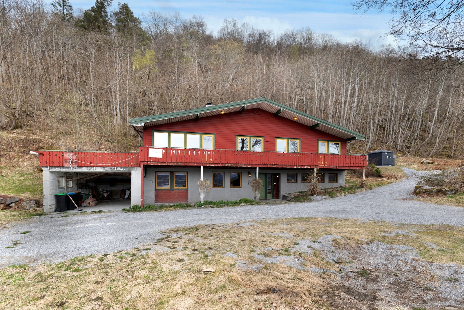 Tomten er opparbeidet med gruset adkomst/biloppstilling og grøntareal. Galleribilde