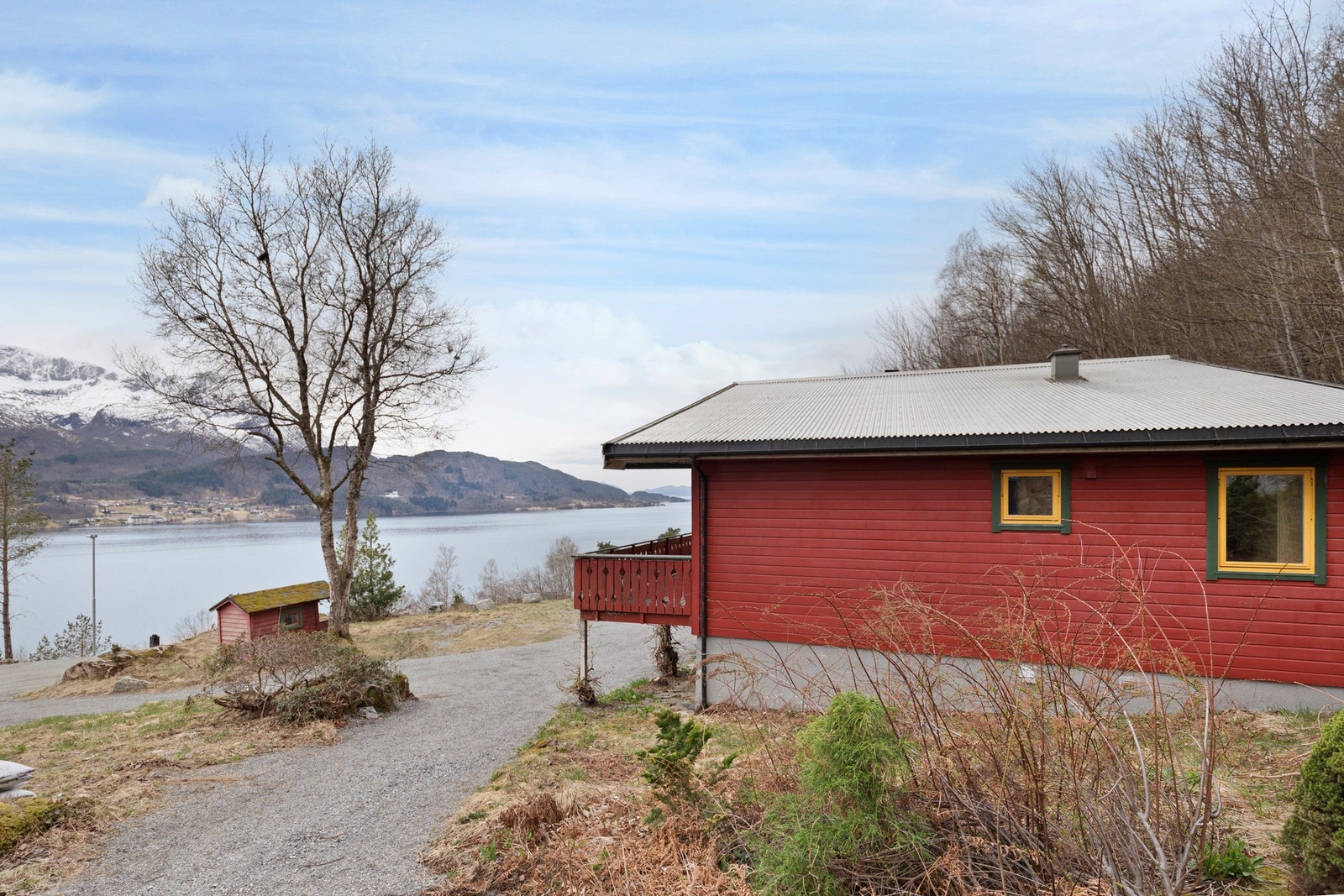 I tillegg til utsikten kan du nyte solstråler gjennom hele året og i sommerhalvåret fra tidlig på dag til sent på kveld. Galleribilde