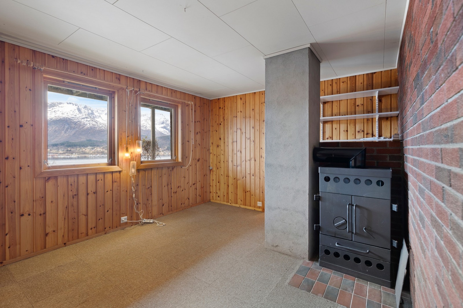 Kjellerstuen har god plass til flere sittegrupper og vedovn som kommer godt med på kalde dager. Galleribilde