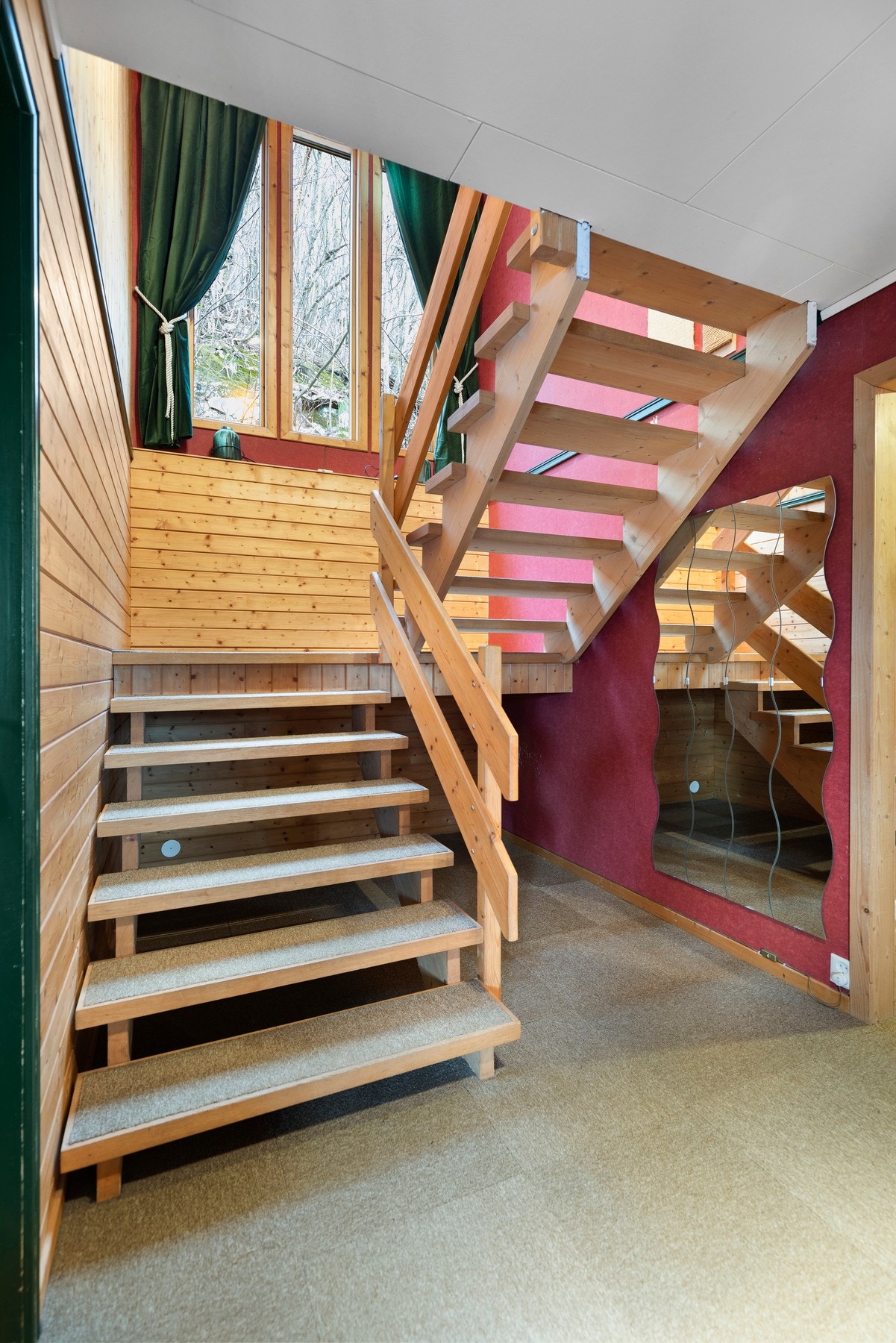 Videre inn har du hallen med teppeflis på gulvet og tapet på vegger. Fra hall har du trapp med tilkomst til hovedetasjen. Galleribilde