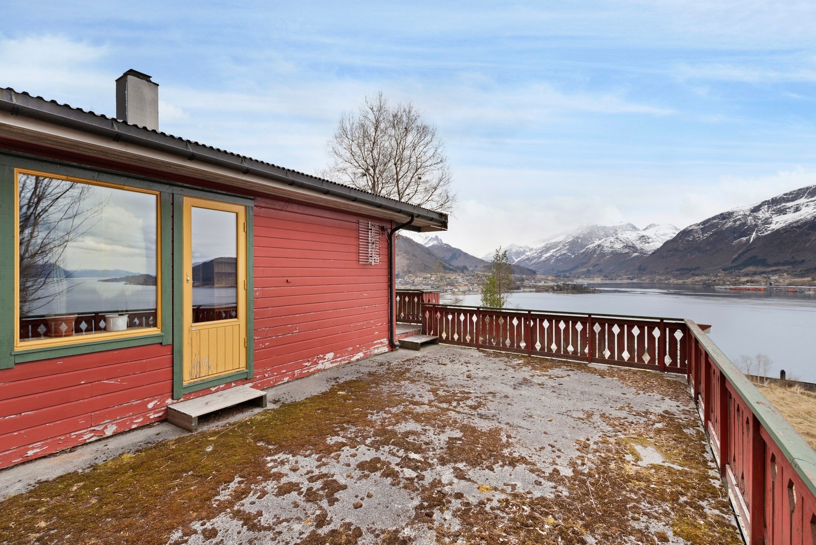 Fra stue er det utgang til balkong mot vest og sør - her kan du nyte panoramautsikten og svært gode solforhold. Galleribilde