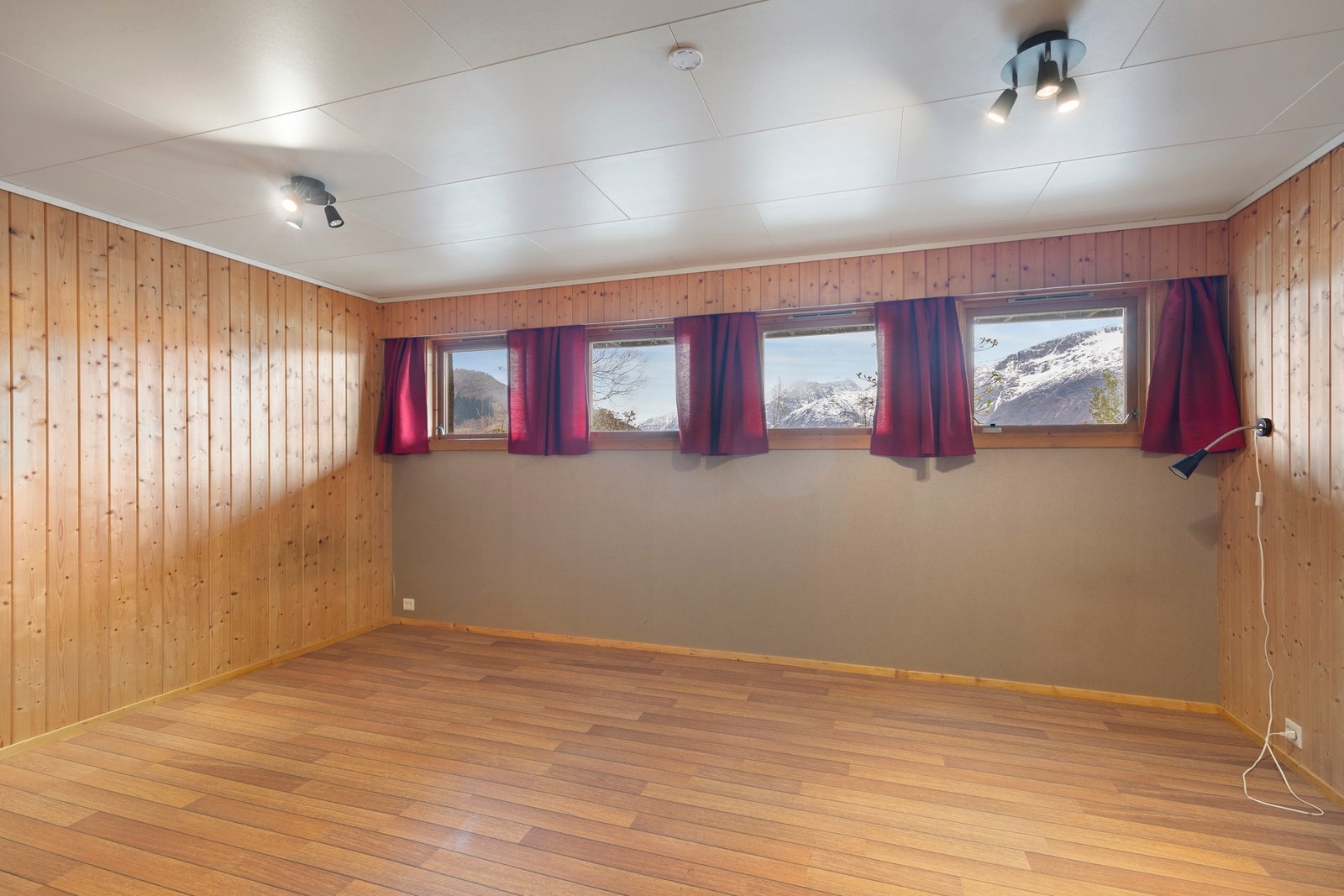 Soverom 2 har laminat på gulv og panelvegger. Galleribilde