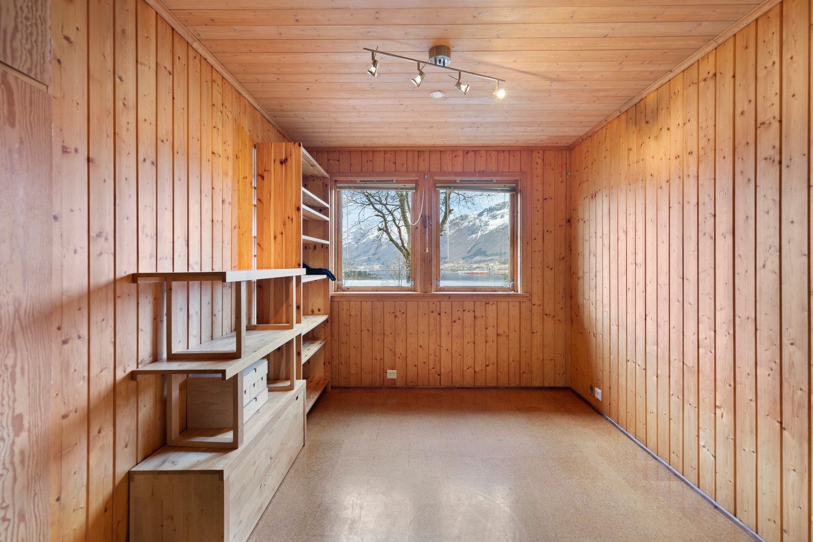 Hovedetasjen har to soverom, begge med muligheter for både seng- og garderobeløsninger. Galleribilde