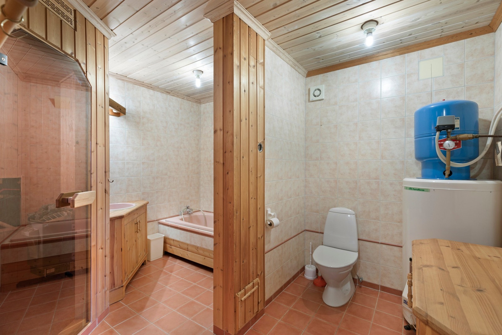 Badet i underetasjen er helfliset og ble oppusset rundt 2000. Fra badet er det tilkomst til badstue. Galleribilde