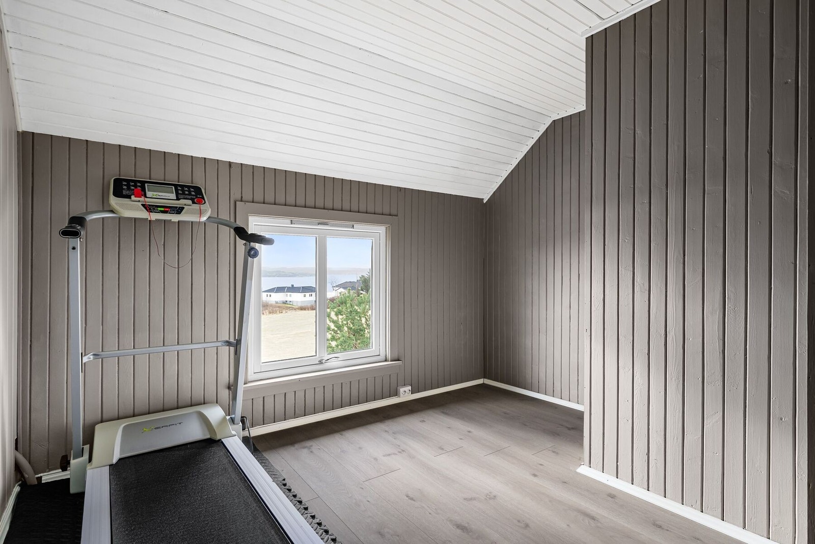 Soverom - Vi gjør oppmerksom på at takhøyden i 2. etasje er mellom 205 - 210 cm. Galleribilde