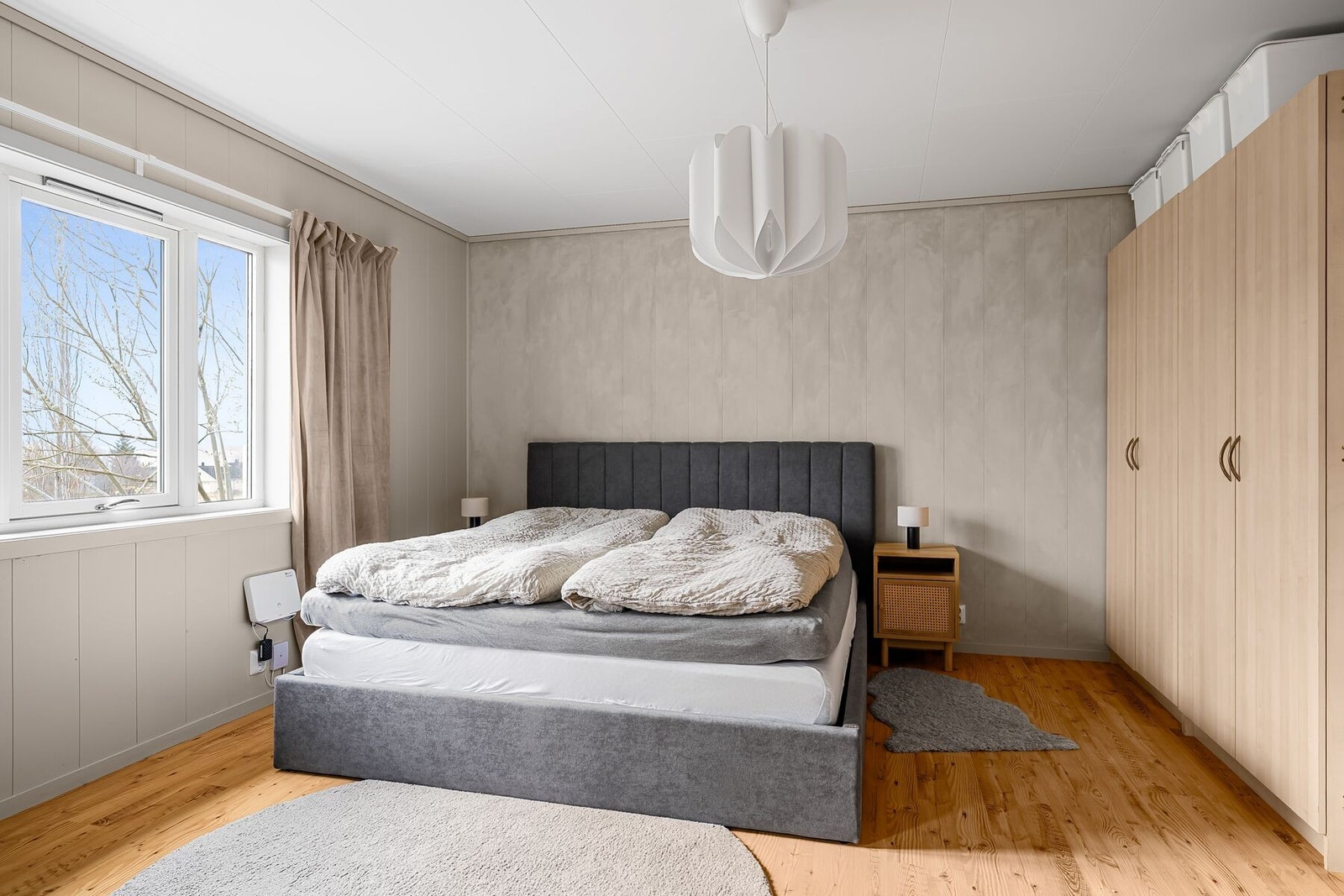 Hovedsoverommet har god plass til dobbeltseng og romslig garderobe Galleribilde
