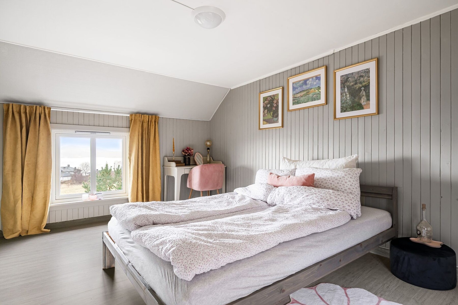 Soverom - Vi gjør oppmerksom på at takhøyden i 2. etasje er mellom 205 - 210 cm. Galleribilde