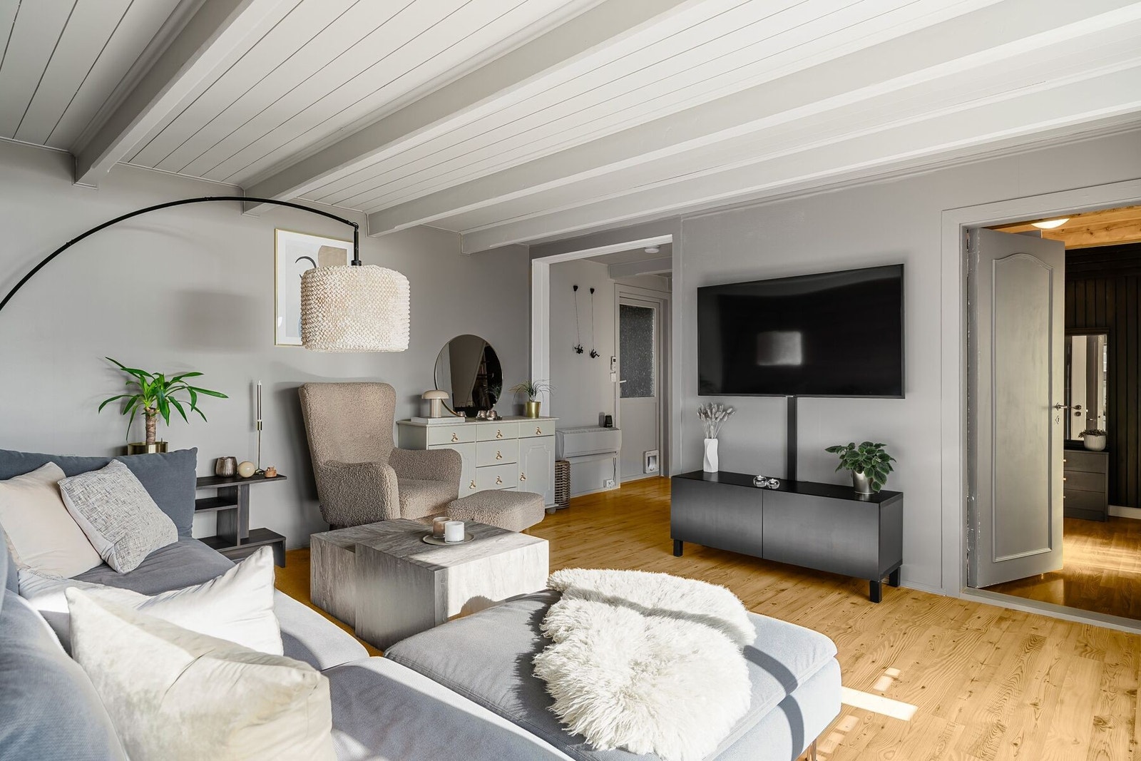 Koselig stue med plass til blant annet sofagruppe og TV Galleribilde