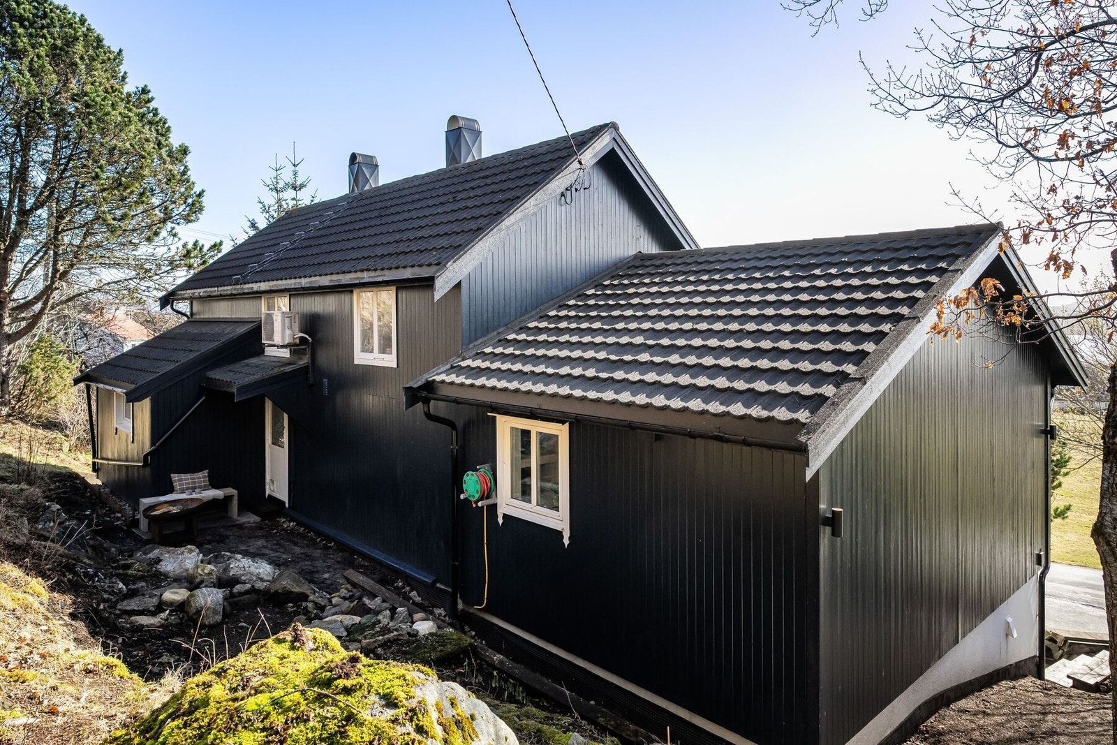 Boligen ble påbygd i 2005 med soverom, bad og garasje Galleribilde