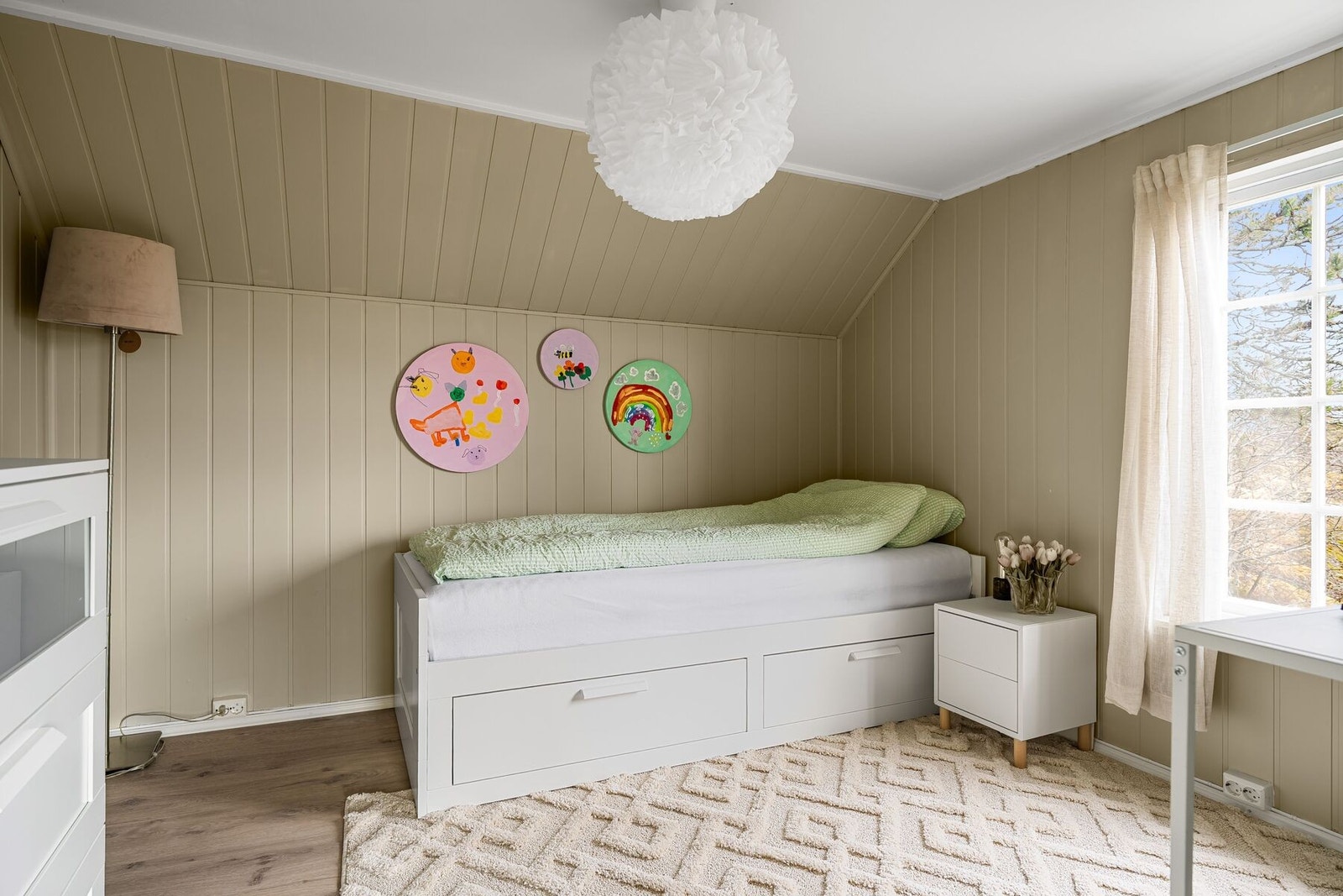 Soverom - Vi gjør oppmerksom på at takhøyden i 2. etasje er mellom 205 - 210 cm. Galleribilde