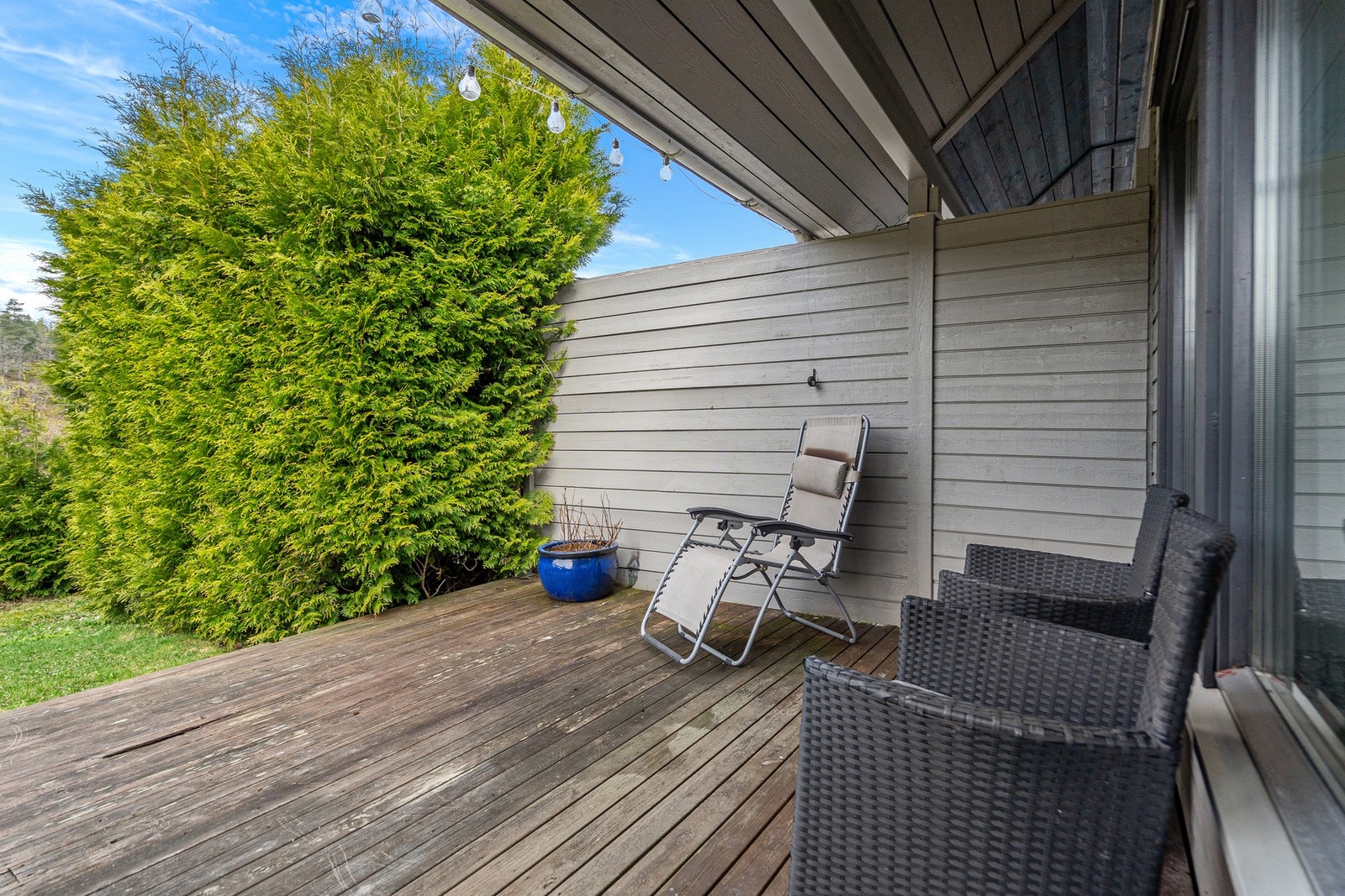 Boligen har et hyggelig og praktisk uteområde med både terrasse og hage. Terrassen ligger i tilknytning til stuen og egner seg godt for utemøbler og sosiale sammenkomster i sommerhalvåret. Galleribilde