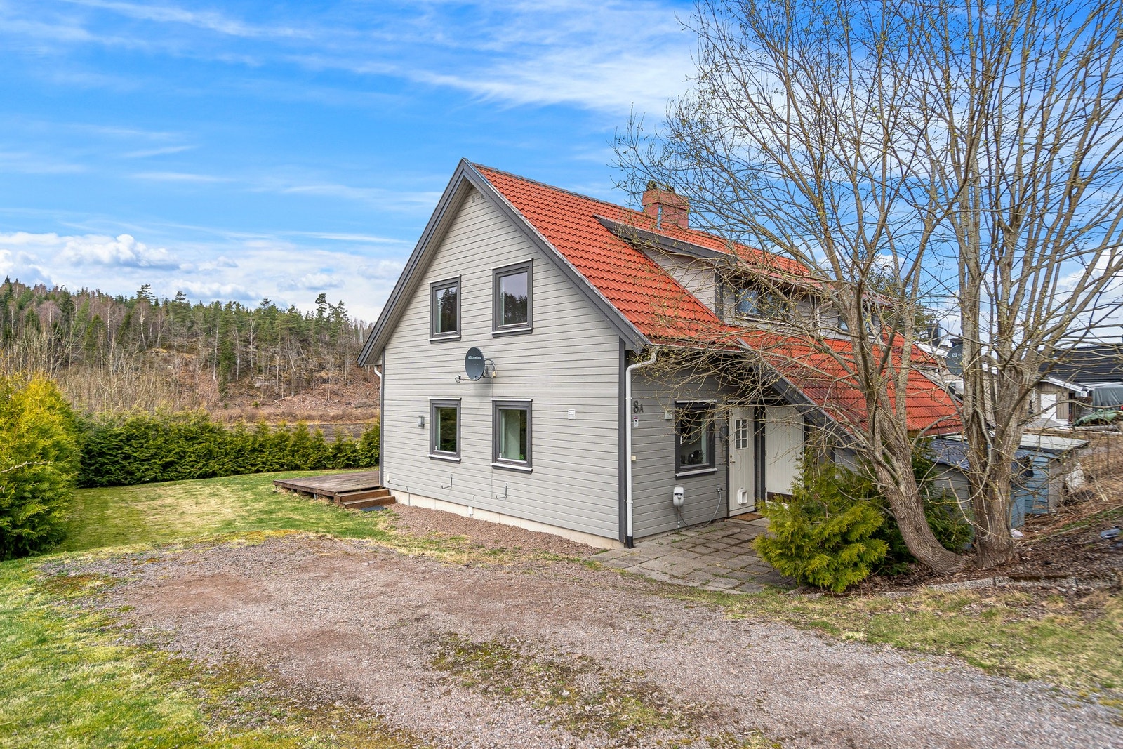 Bårnesveien 8A har en landlig beliggenhet i et etablert og rolig boligområde. Området oppleves som skjermet og barnevennlig - her bor man med nærhet til både hverdagsfunksjoner og rekreasjon. Galleribilde