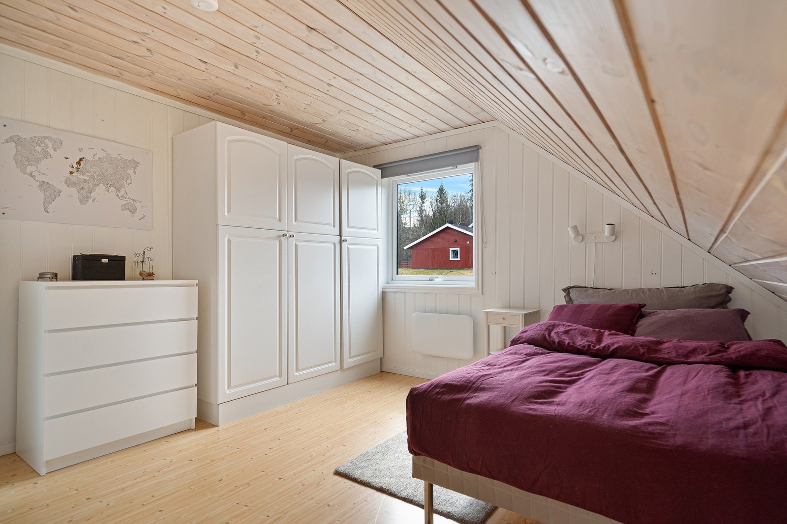 Boligen har tre gode soverom med fleksible bruksmuligheter. Rommene er lyse og har plass til seng og garderobeløsning. Galleribilde