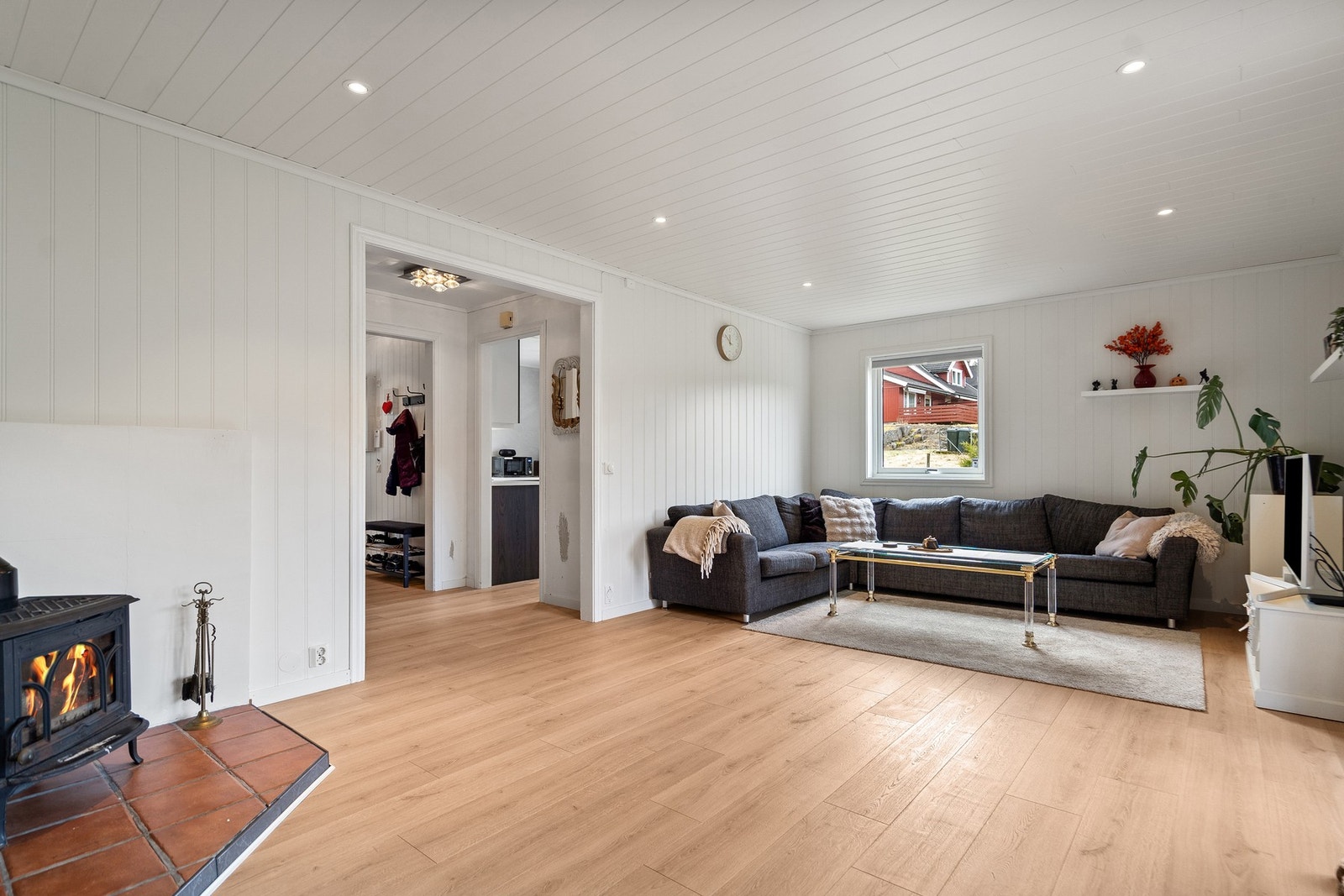 ys og innbydende stue med god plass til både sofagruppe og spisebord. Rommet oppleves som luftig og trivelig, og vedovnen skaper en ekstra lun og koselig atmosfære på kjøligere dager. Galleribilde