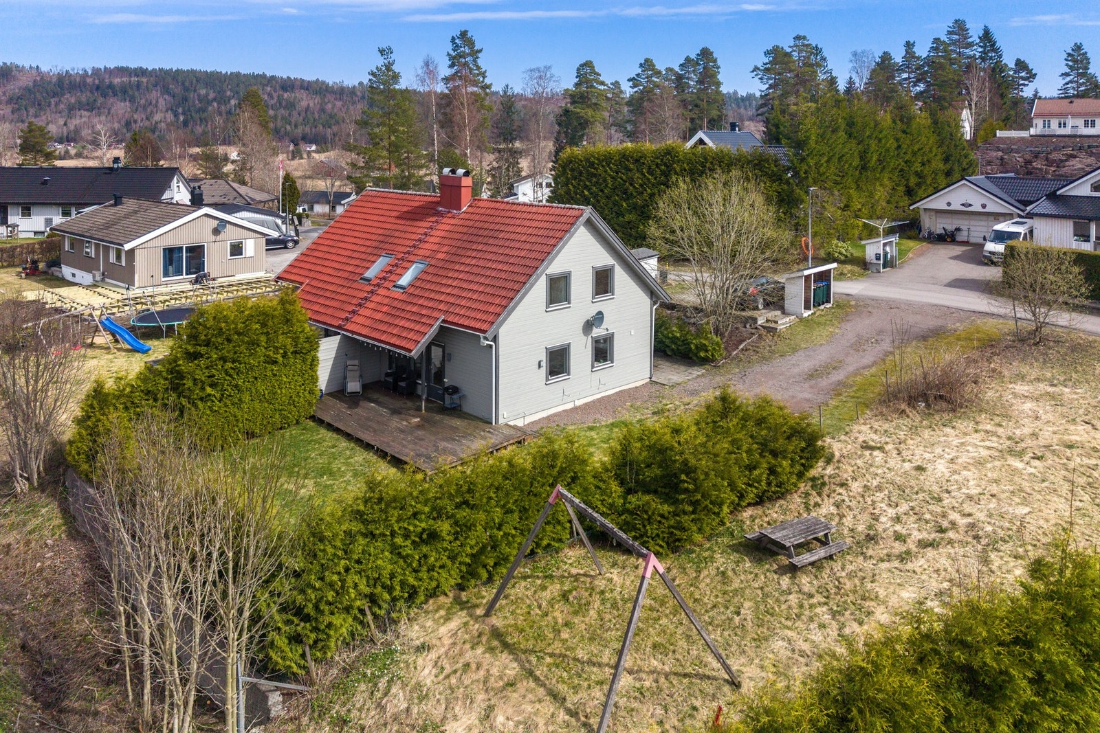 ærområdet byr på fine tur- og rekreasjonsmuligheter, med grøntområder og stier som egner seg godt for både korte spaserturer og lengre turer. Galleribilde