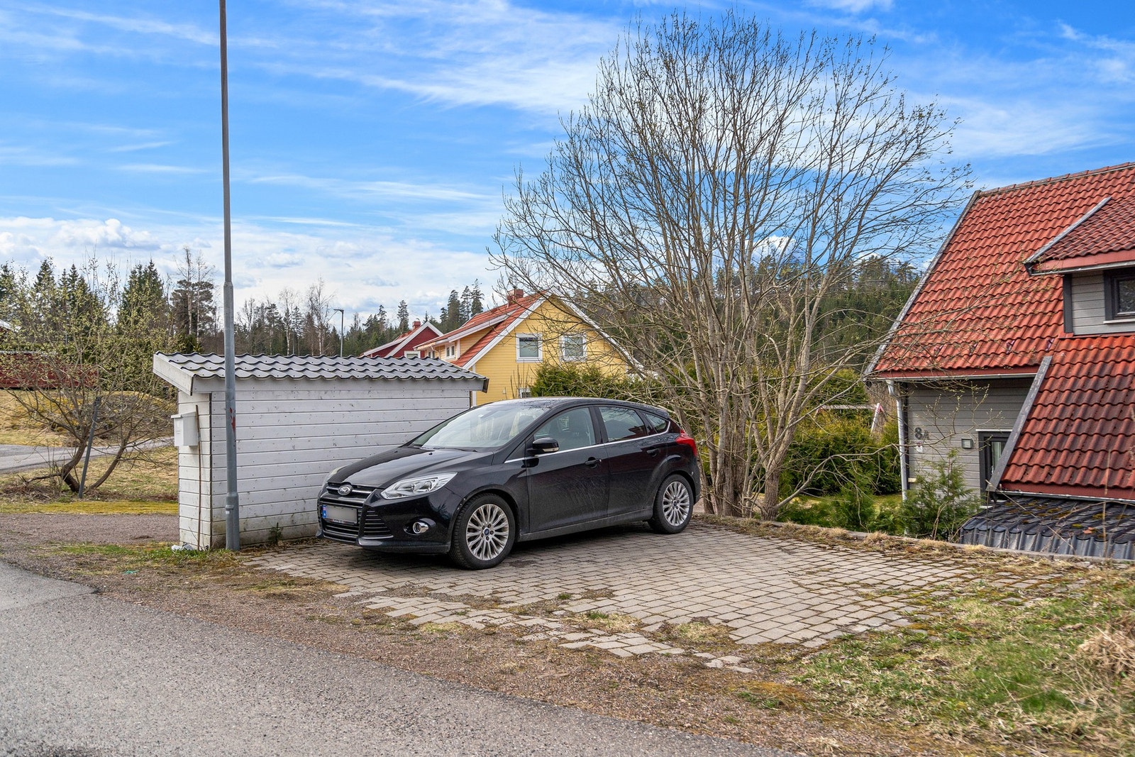 Eiendommen har god plass til parkering Galleribilde