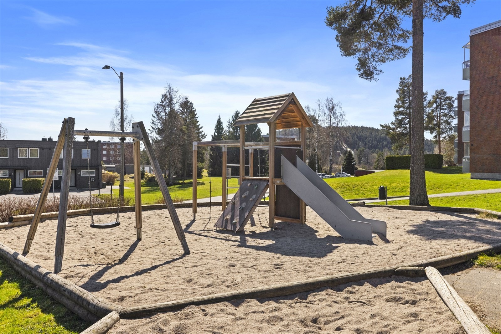 Fellesområdet i dette hyggelige borettslaget er opparbeidet med asfalterte internveier, grøntarealer og lekeplass Galleribilde