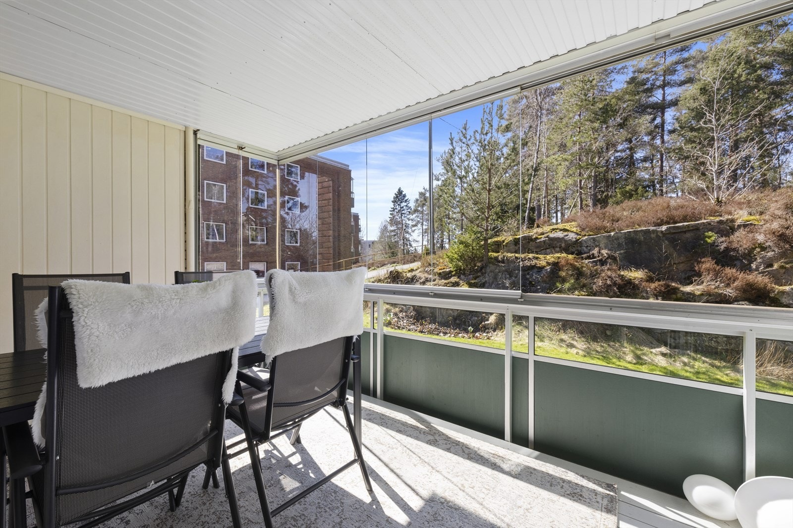 Fra innglasset balkong har man flott utsikt mot vakre skogsområder Galleribilde