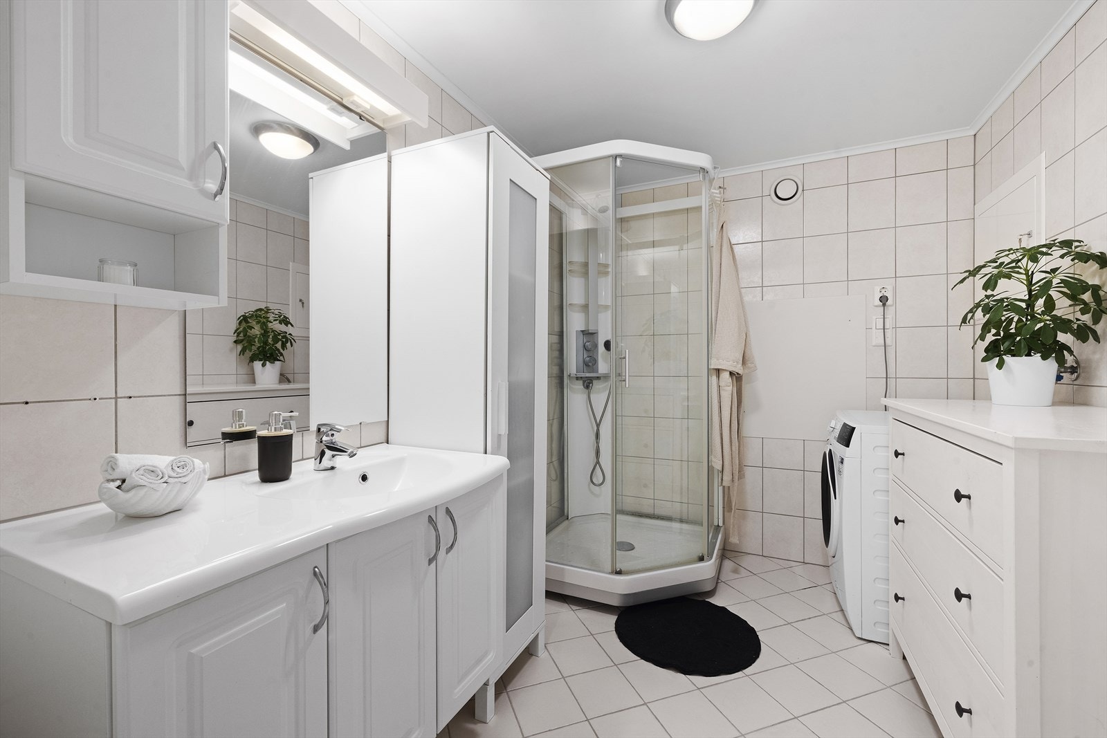Lyst og pent baderom oppusset i regi av borettslaget i 2012 Galleribilde