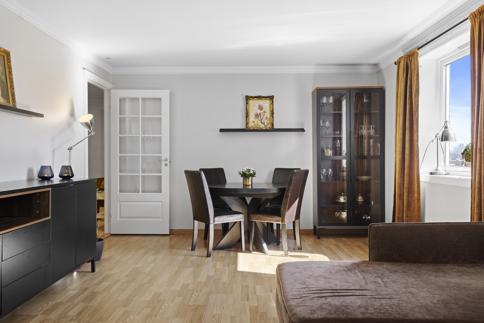 Stuen er malt i lyse farger Galleribilde