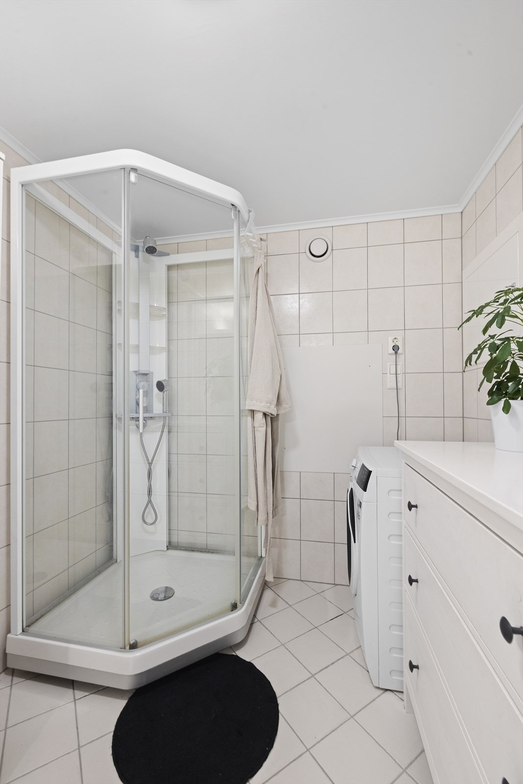 Det er opplegg for vaskemaskin på bad Galleribilde