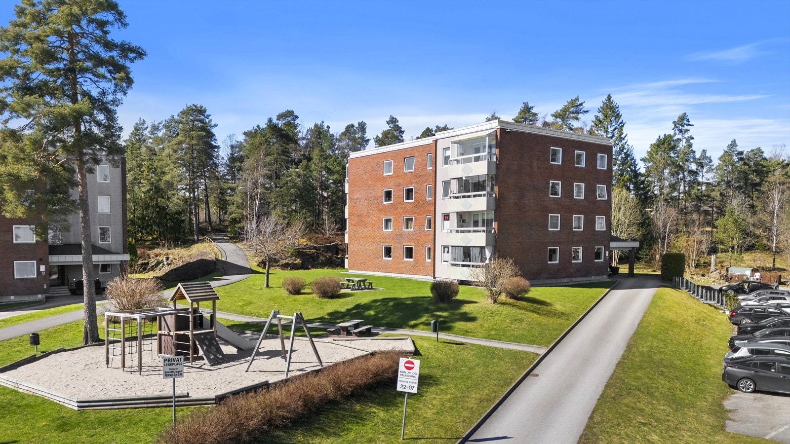 Leiligheten har en meget attraktiv og barnevennlig beliggenhet, i et godt etablert og trivelig boligområde på Gulset Galleribilde
