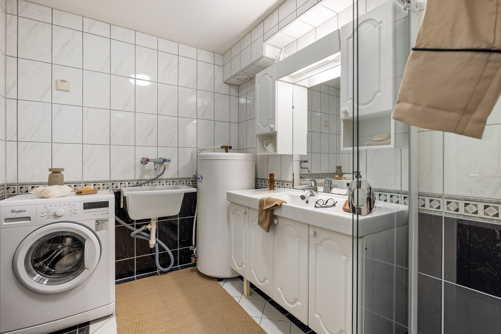 Badet på 5,1 kvm er helfliset med varmekabler i gulv, og antatt oppusset tidlig 2000-tall. Galleribilde