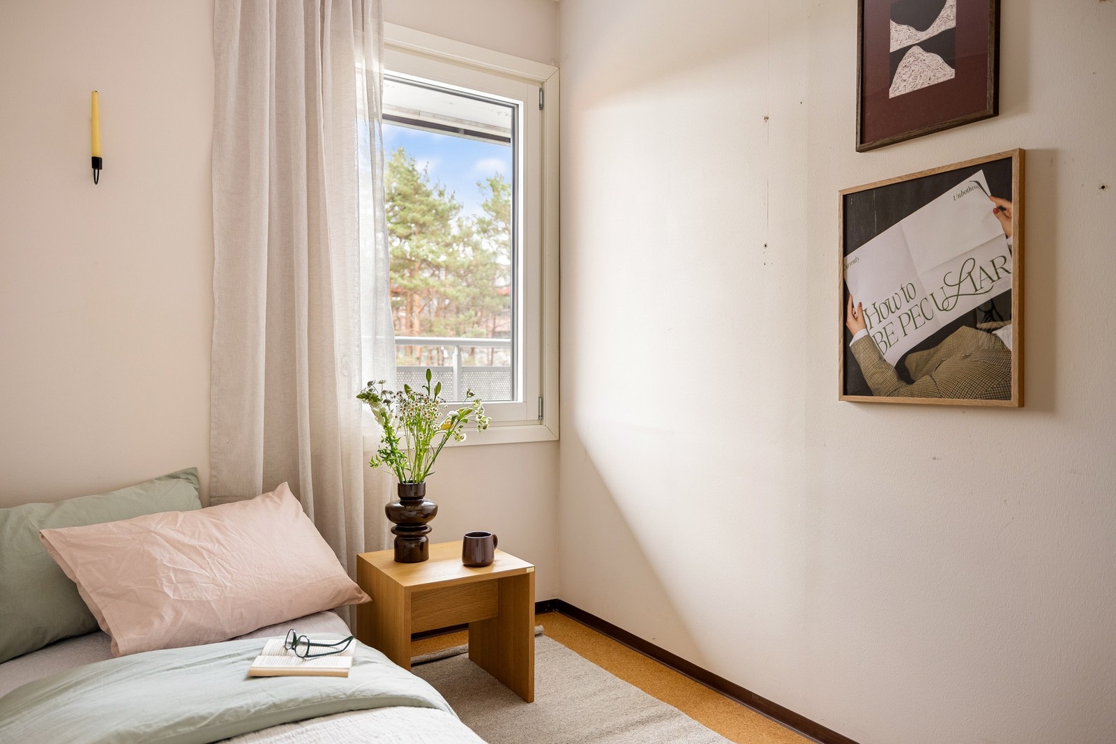 Plass til å innrede med enkeltseng og garderobeskap/pult. Galleribilde