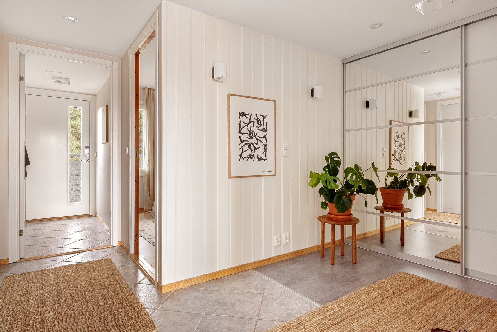 Vi starter i entréen på 2,2 kvm som leder videre til en romslig gang på 10,6 kvm med skyvedørsgarderobe. Galleribilde