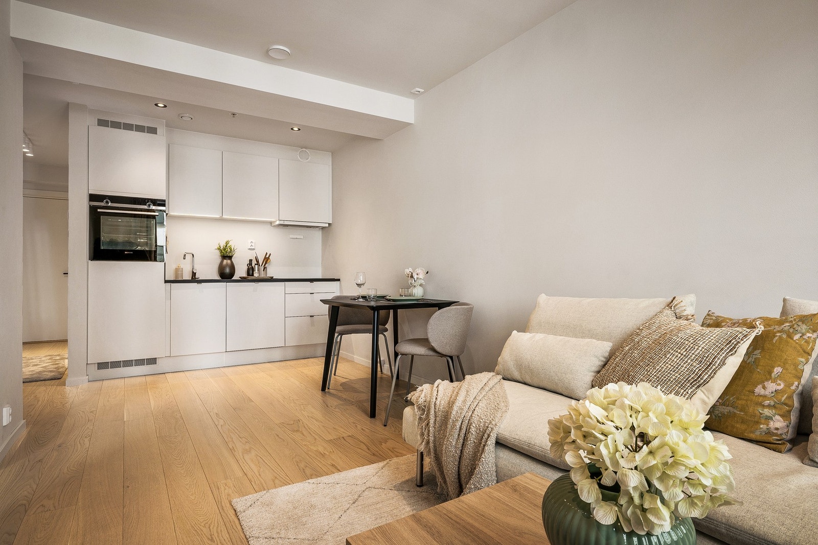 - Romslig stue med god plass til både sofa og spisebord, perfekt for både avslapning og sosiale sammenkomster - Galleribilde