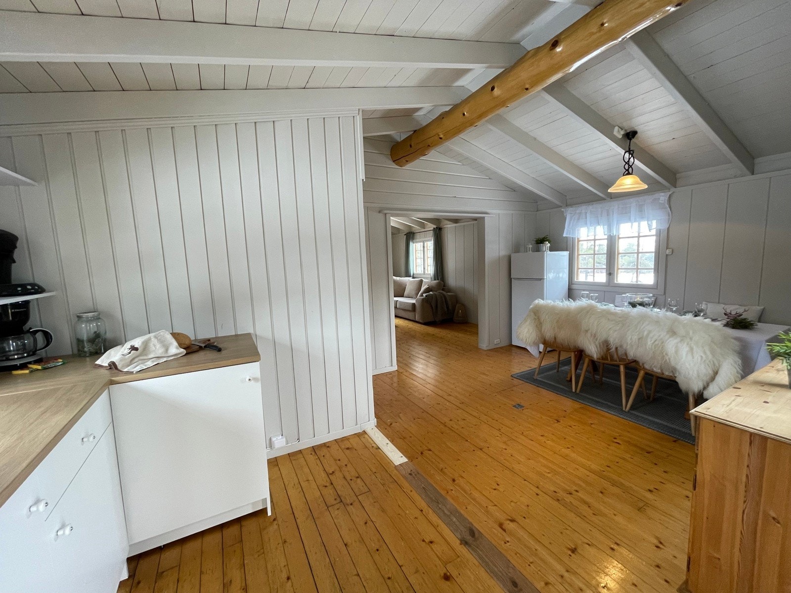 Praktisk åpen løsning mellom kjøkken og spisestue Galleribilde