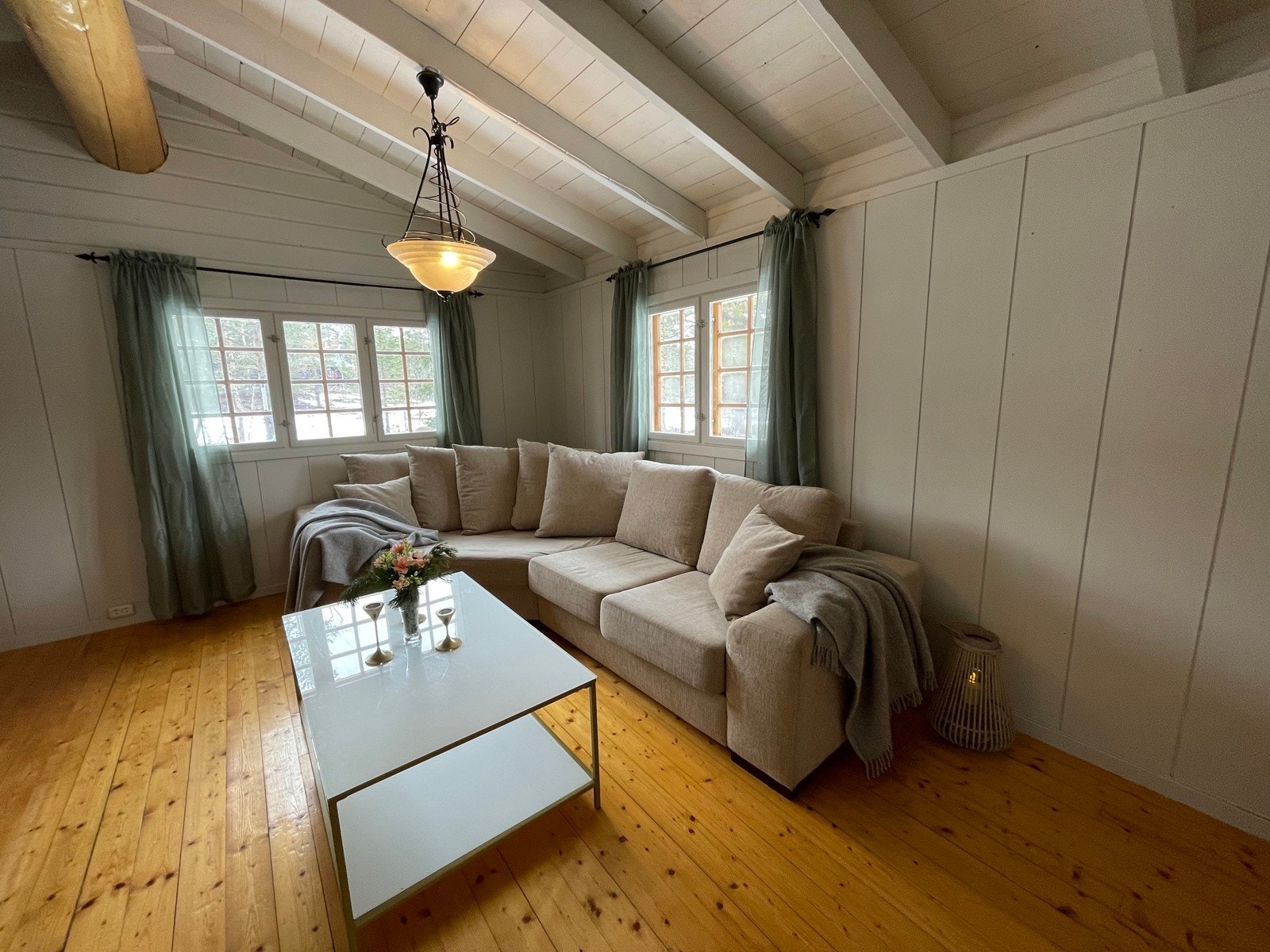 Vegger og tak malt i lyse innbydende farger også her Galleribilde