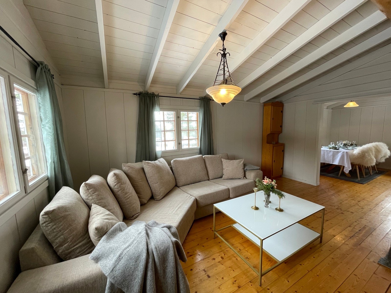 Meget romslig stue med plass for stor sofa Galleribilde