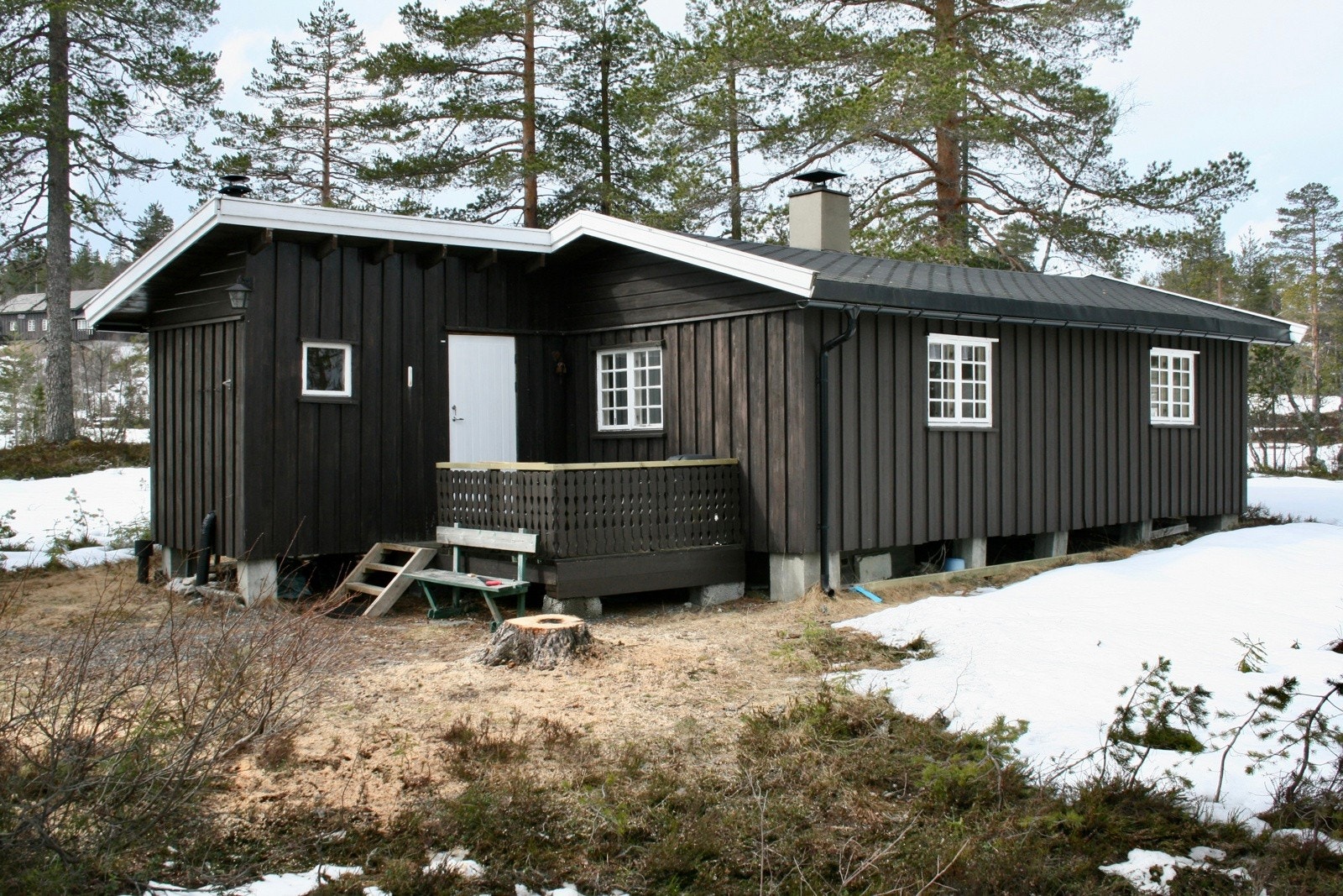 Koselig usjenert terrasse ved inngangspartiet til hovedhytta Galleribilde
