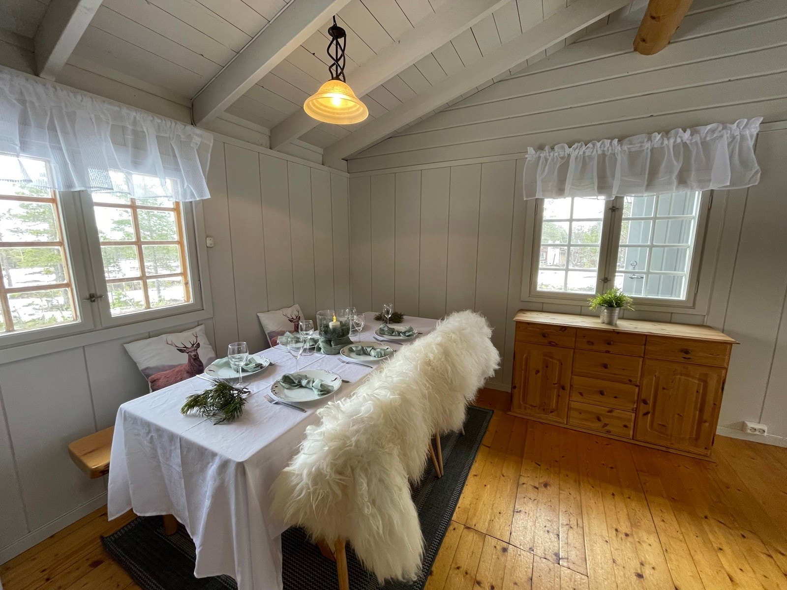 Man får inn godt med naturlig dagslys gjennom de mange vinduene Galleribilde