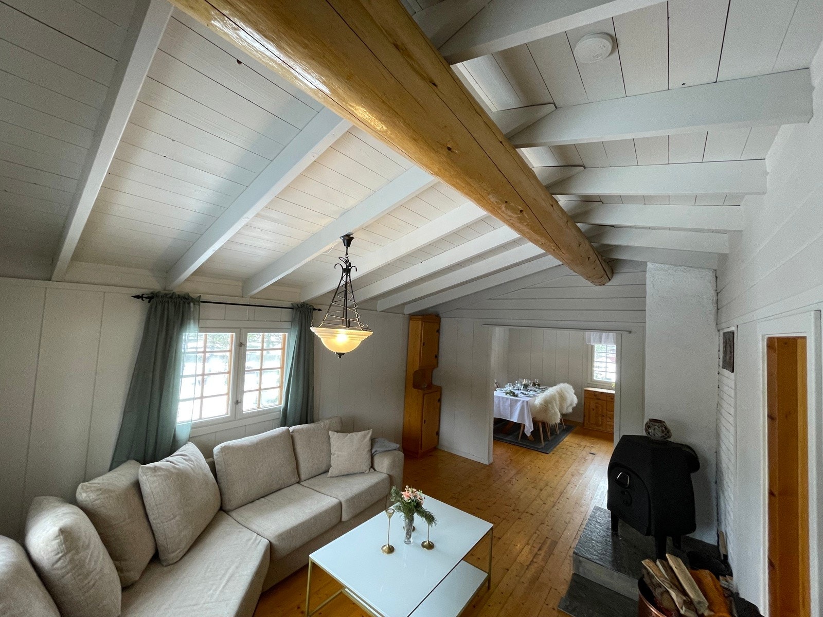 Midt i rommet er også peis, som er kjekk å ha på en fjellhytte Galleribilde