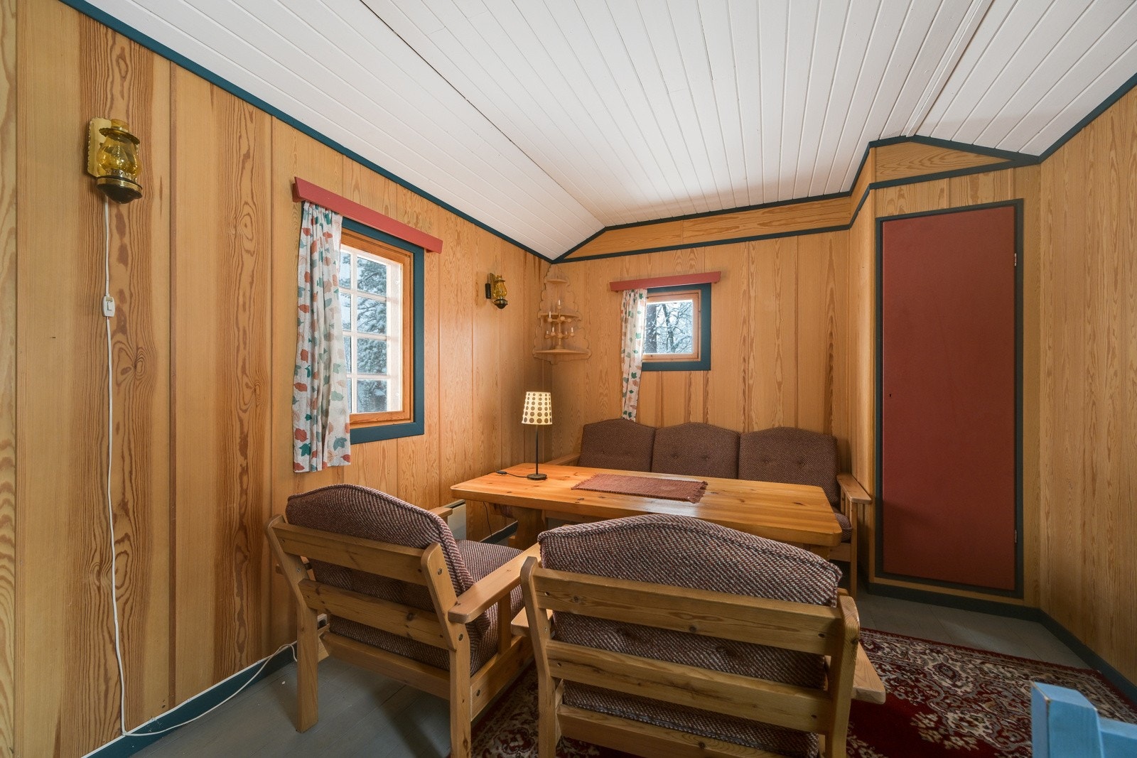 Denne er nå innredet med gang/vindfang og stor stue Galleribilde