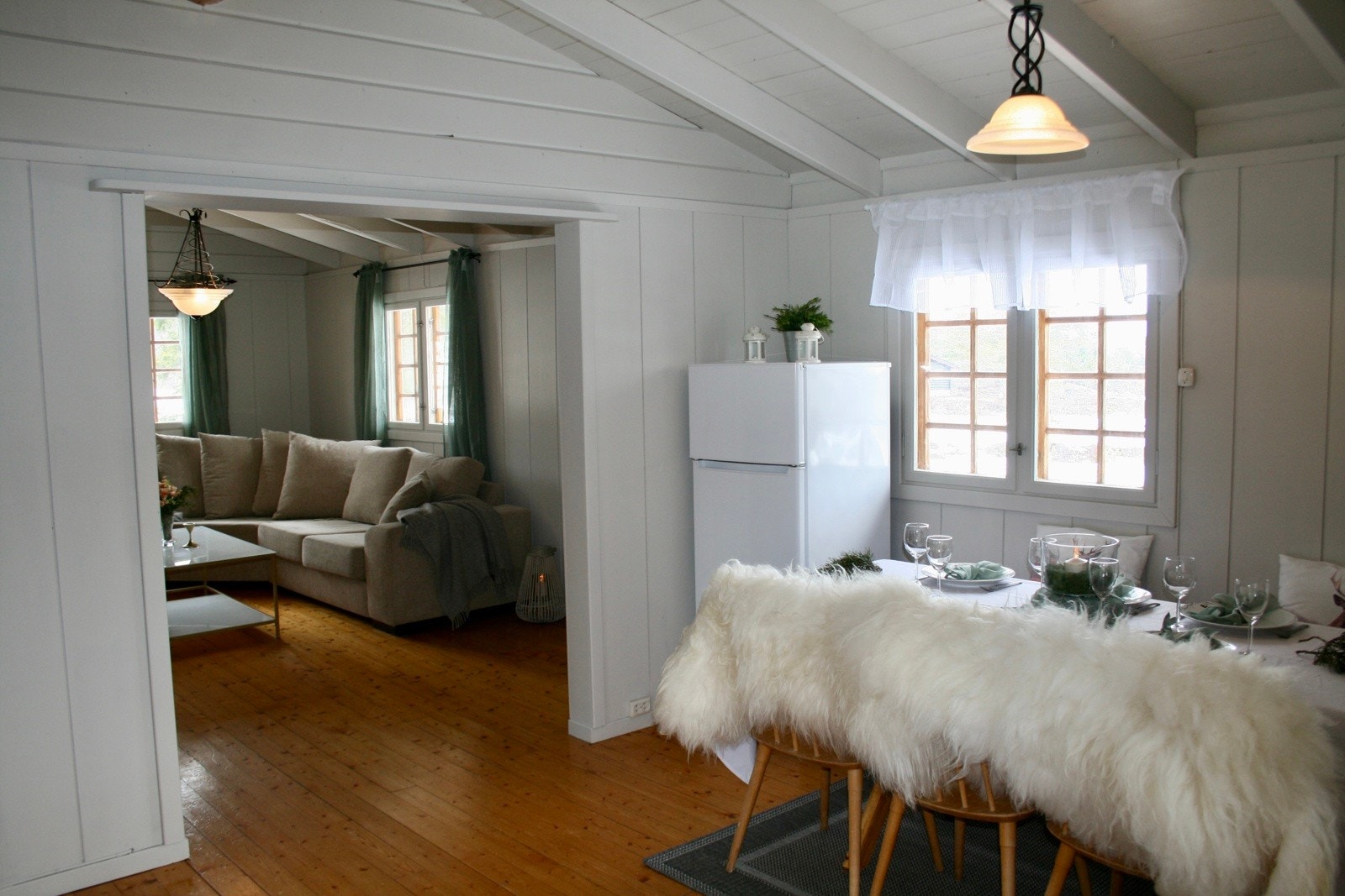 Fra spisestuen ser vi salongen til venstre i bilde Galleribilde