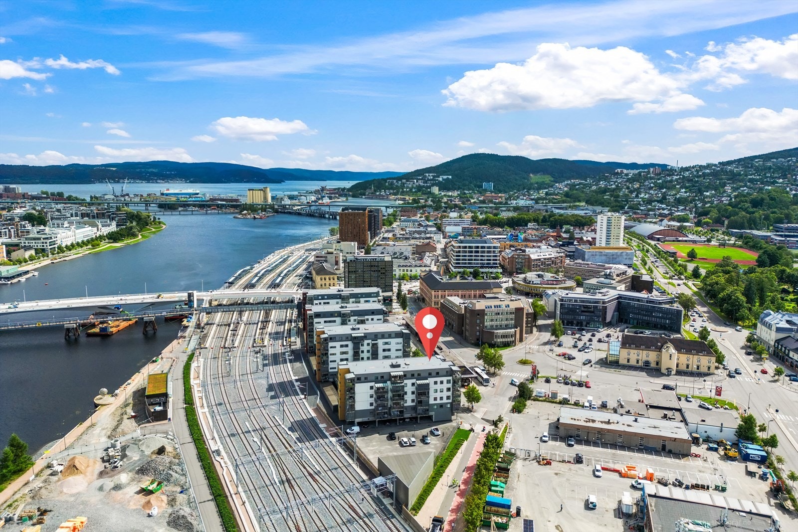 Flotte turområder langs Drammenselven i elvepromenaden og kort vei til marka med gode turmuligheter sommer som vinter. Galleribilde